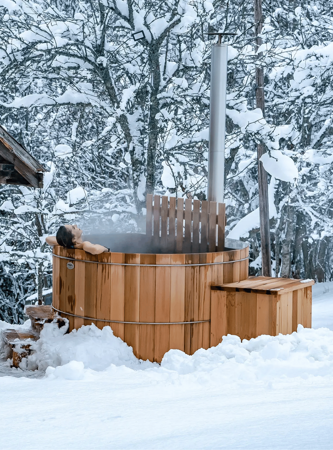 Bain nordique en bois installé en extérieur sous la neige, disponible au Pays Basque et dans les Landes