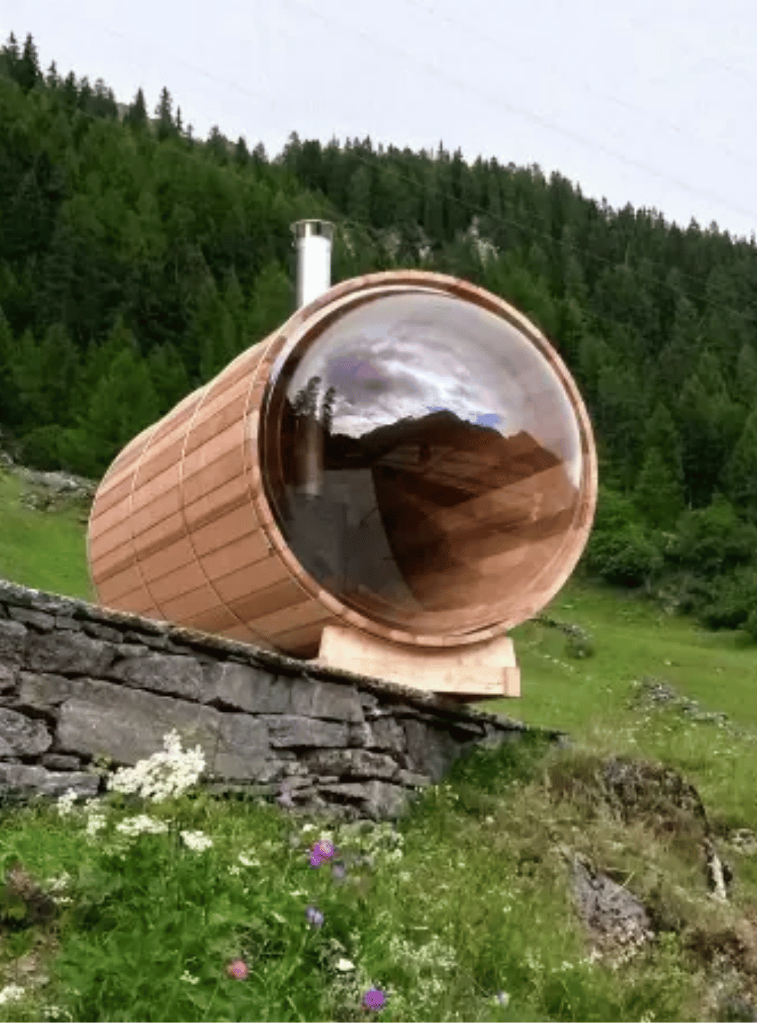 Sauna extérieur en bois forme tonneau installé dans un jardin, vente et installation au Pays Basque par Klea Spa