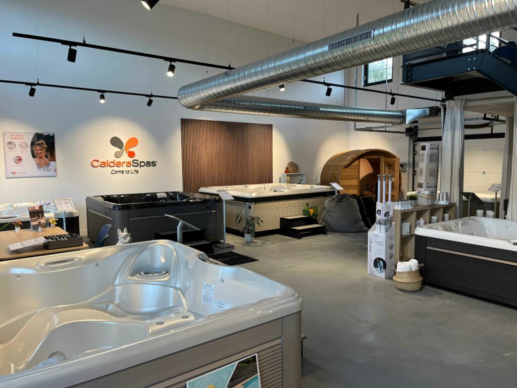 Showroom Klea Spa à Anglet avec spas Caldera, saunas et bains nordiques en exposition, magasin spa Pays Basque