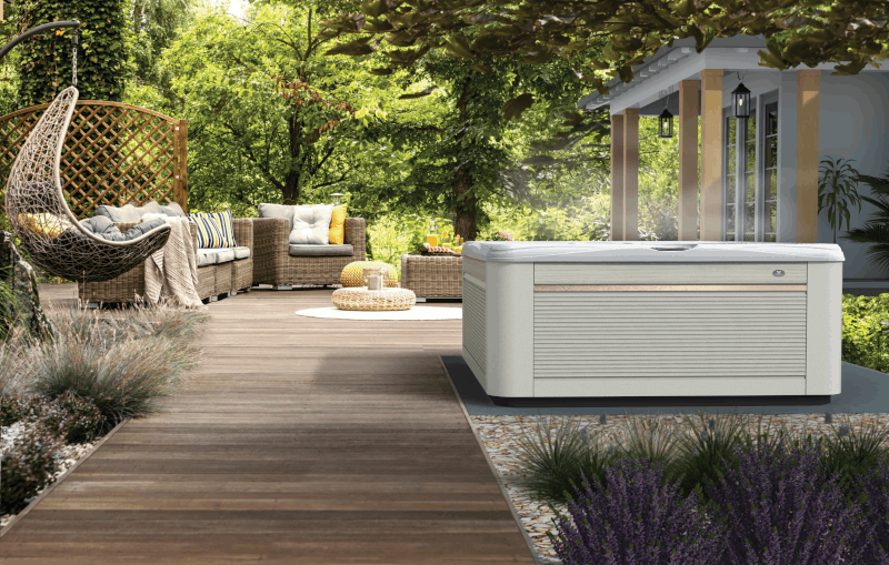 Spa Caldera installé en terrasse extérieure dans un jardin au Pays Basque